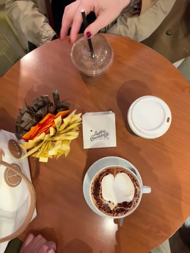 BookNoFees: 카페 – Butlers Chocolate Café – Dublin – 버틀러스 초콜릿 카페, 사진 3