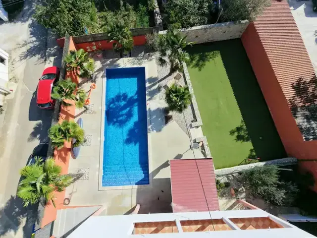 BookNoFees: 130m2에서 즐기는 완벽한 휴가, 57m2 수영장과 개인 정원 – Čabrunići