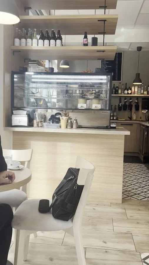 BookNoFees: 카페 – Mills Coffee – Bratislava – Mills Coffee, 사진 3