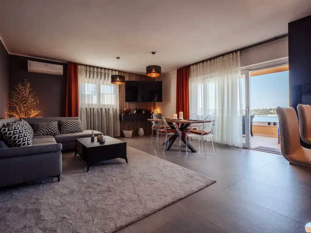 BookNoFees: 테라스와 바다 전망을 갖춘 세련된 디자인 아파트, 1층 – Rogoznica