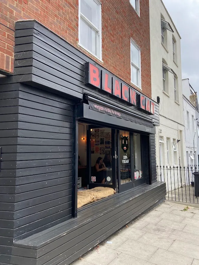 BookNoFees: 카페 – Black Cat Cafe – London – Black Cat Cafe, 사진 1