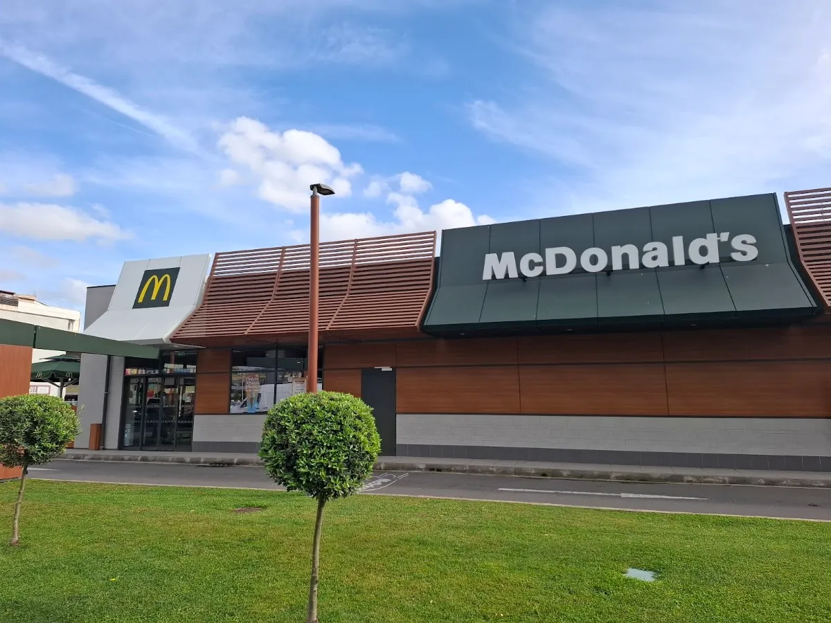 BookNoFees: 스낵바 – McDonald's – Athens – McDonald's, 사진 1