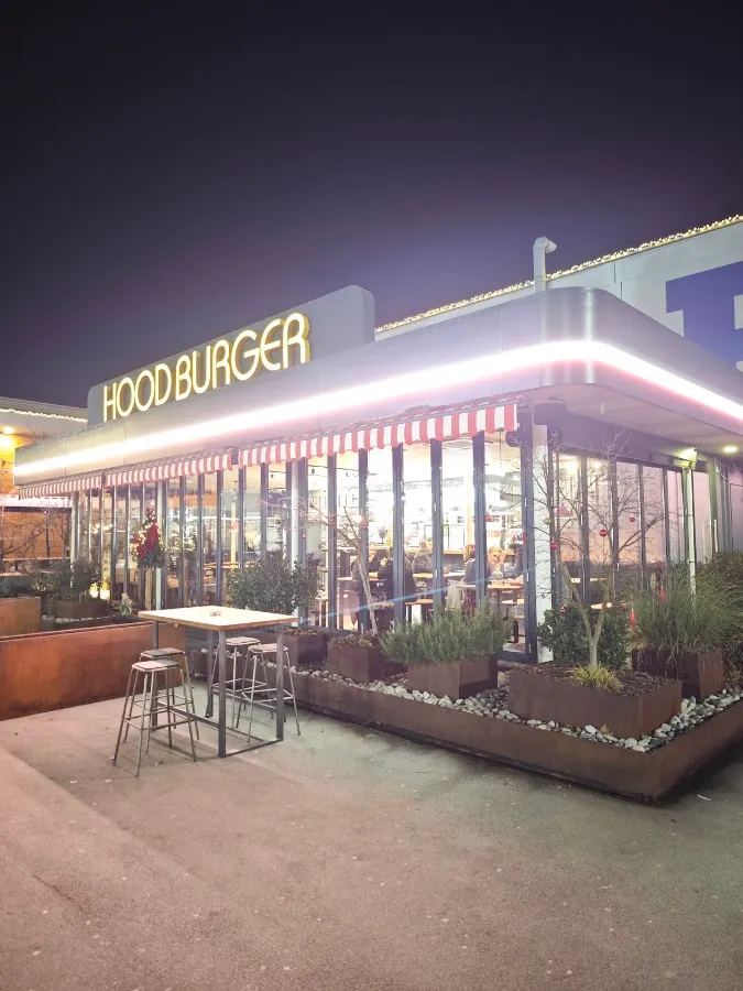 BookNoFees: 스낵바 – Hood Burger – Ljubljana – Hood Burger, 사진 1