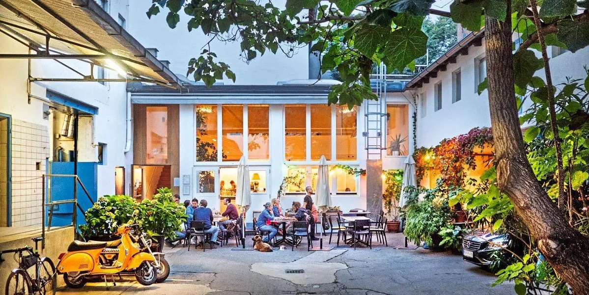 BookNoFees: 음식점 – Das Lokal im Hof – Vienna – Das Lokal im Hof, 사진 1