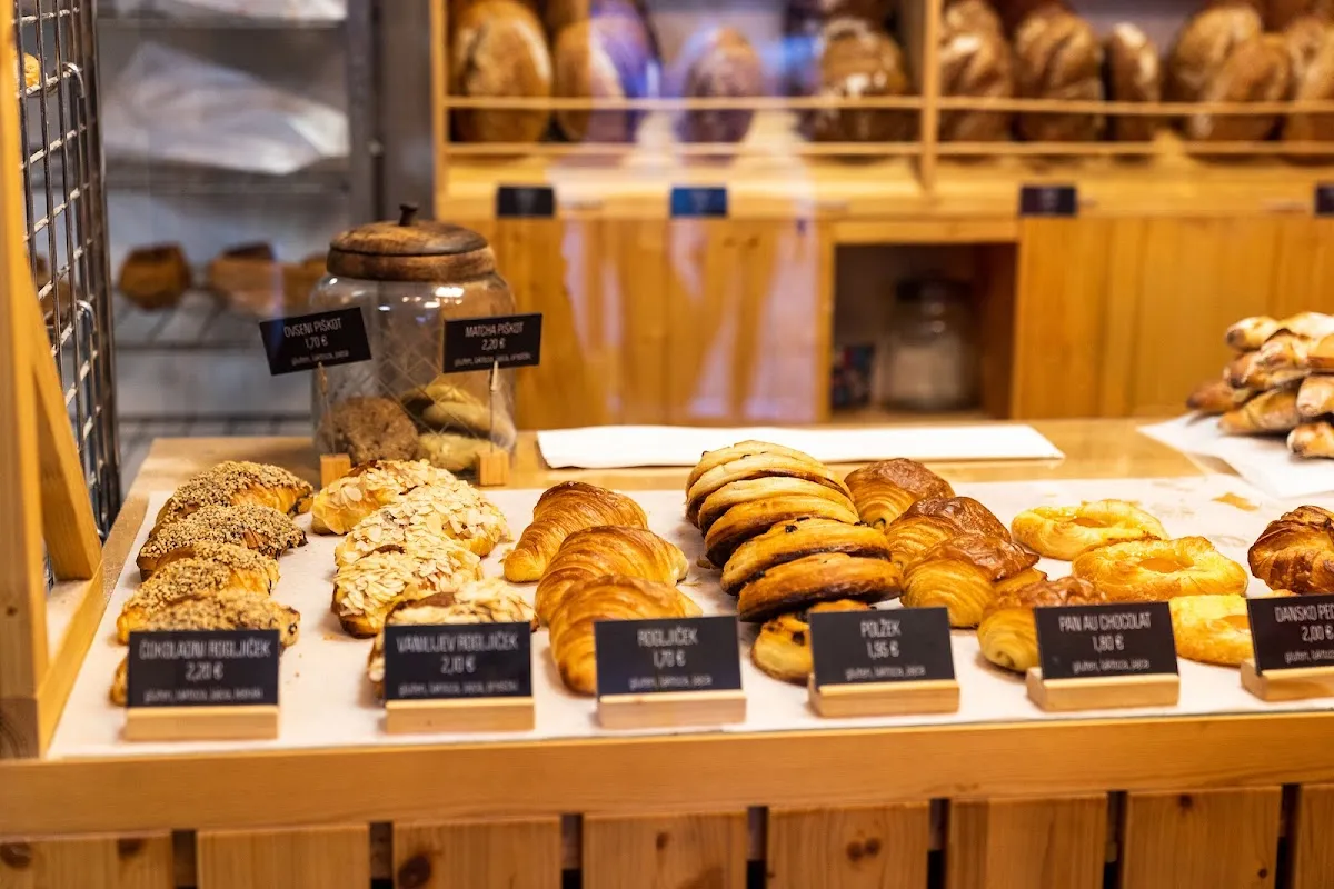 BookNoFees: 베이커리 – Pekarna "Art Bread" – Ljubljana – 빵집 "Art Bread", 사진 1