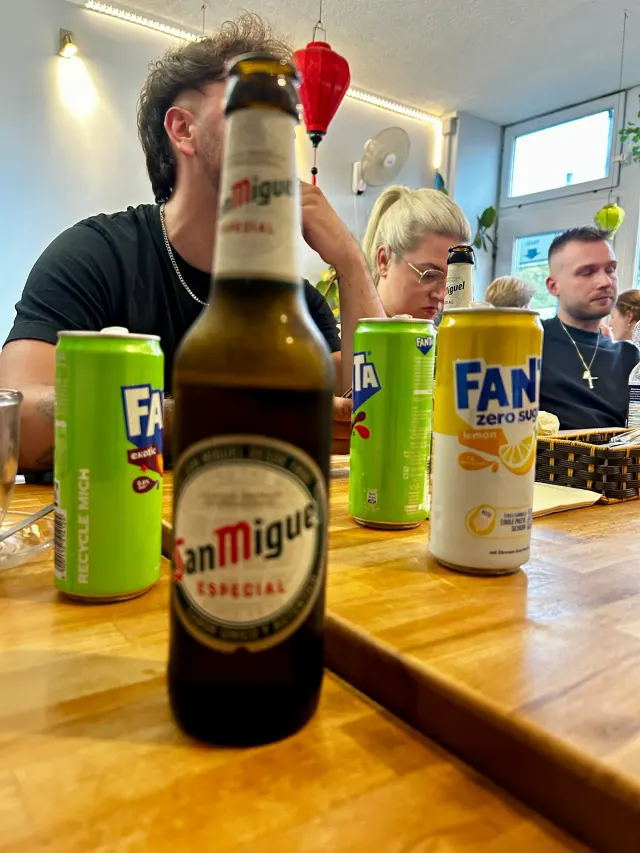 BookNoFees: 스낵바 – Good morning Vietnam – Aachen – 테이블 위에 San Miguel과 Fanta 음료가 있는 식당입니다., 사진 3