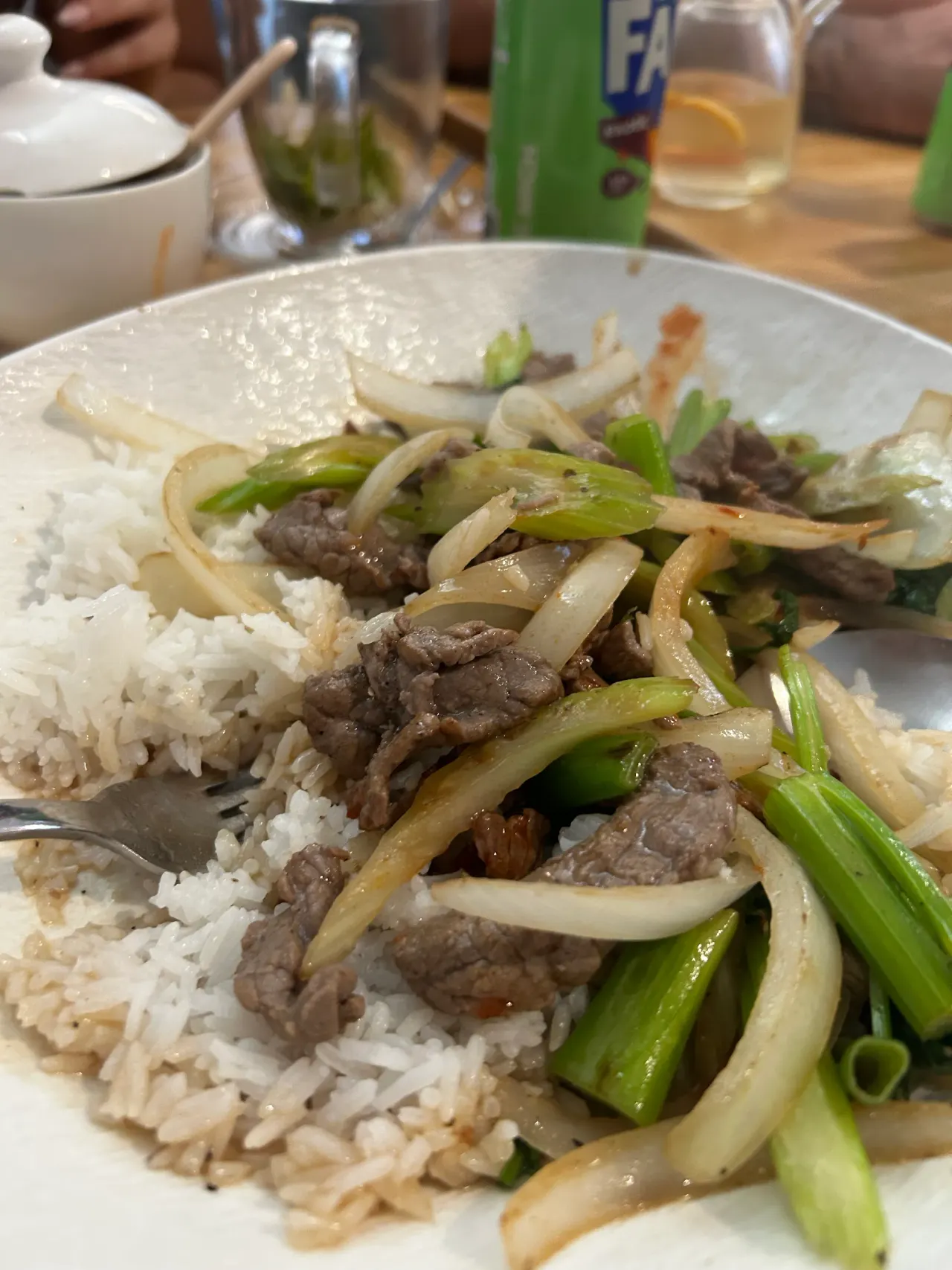 BookNoFees: 스낵바 – Good morning Vietnam – Aachen – 접시에 소고기 볶음과 흰 쌀밥이 있는 식당입니다., 사진 1
