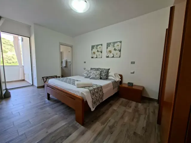 BookNoFees: 발코니와 산 전망을 갖춘 평화로운 중심가 아파트 – VILLASIMIUS