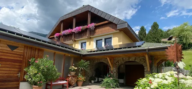 BookNoFees: 정원과 벽난로가 있는 세련된 아파트 – St. Michael Im Lungau
