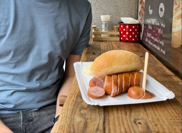 BookNoFees: 스낵바 – Klobasarna – Ljubljana – Klobasarna, 사진 2