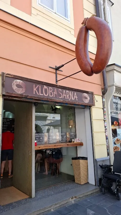 BookNoFees: 스낵바 – Klobasarna – Ljubljana – Klobasarna, 사진 1