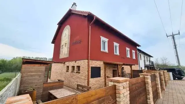 BookNoFees: 조용하고 세련된 와인 저장고가 있는 집 – Jevišovka