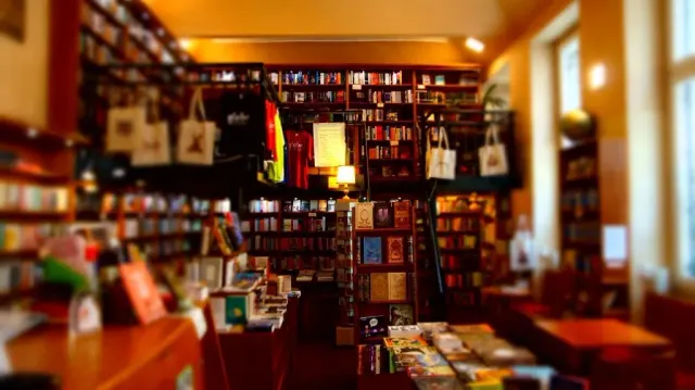 BookNoFees: 카페 – Globe Bookstore & Café – Prague – 글로브 북스토어 & 카페, 사진 3