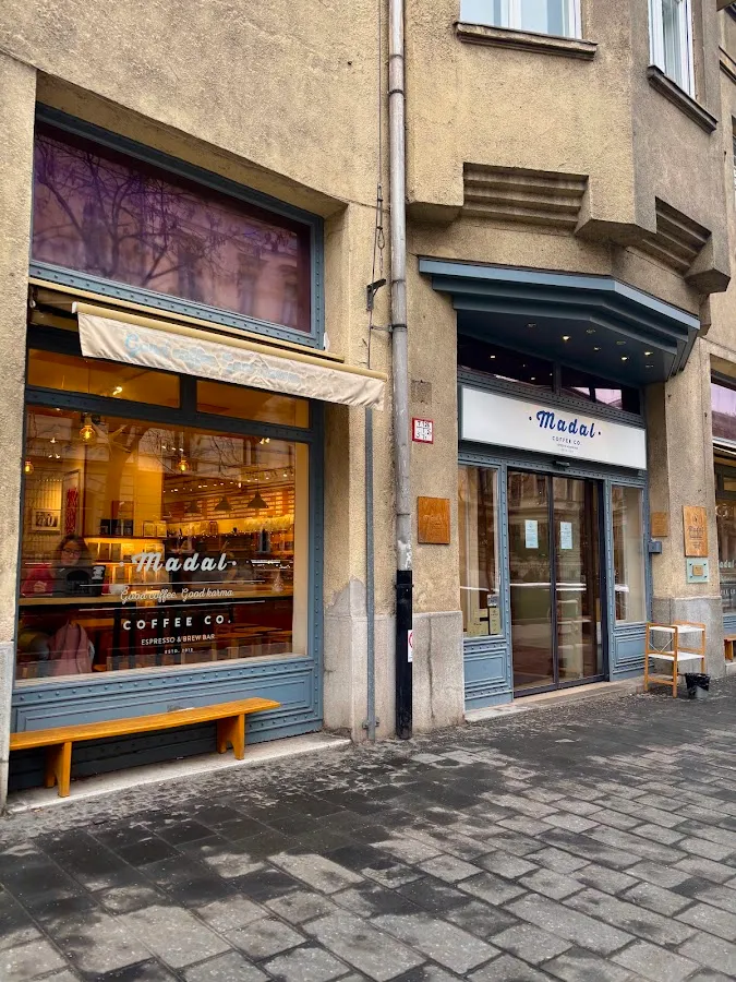 BookNoFees: 음식점 – Madal Cafe – Budapest – Madal Cafe, 사진 1