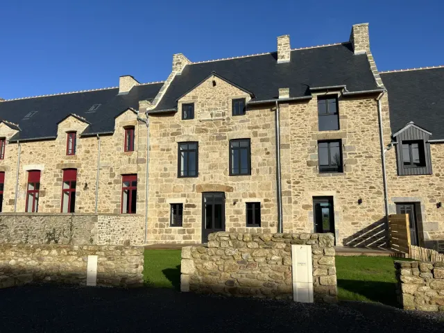 BookNoFees: 정원과 전기차 충전기를 갖춘 스타일리시한 석조 주택입니다. – Saint Malo