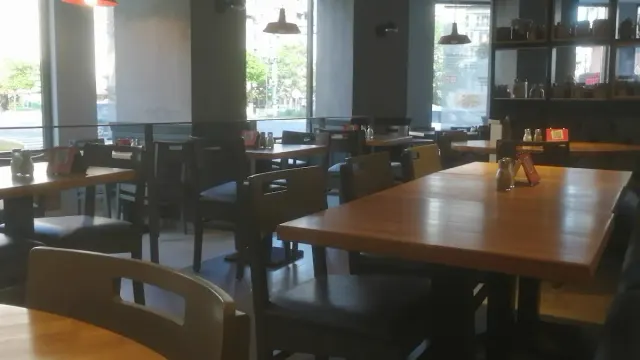 BookNoFees: 음식점 – Pizza Hut – Bucharest – Pizza Hut, 사진 2
