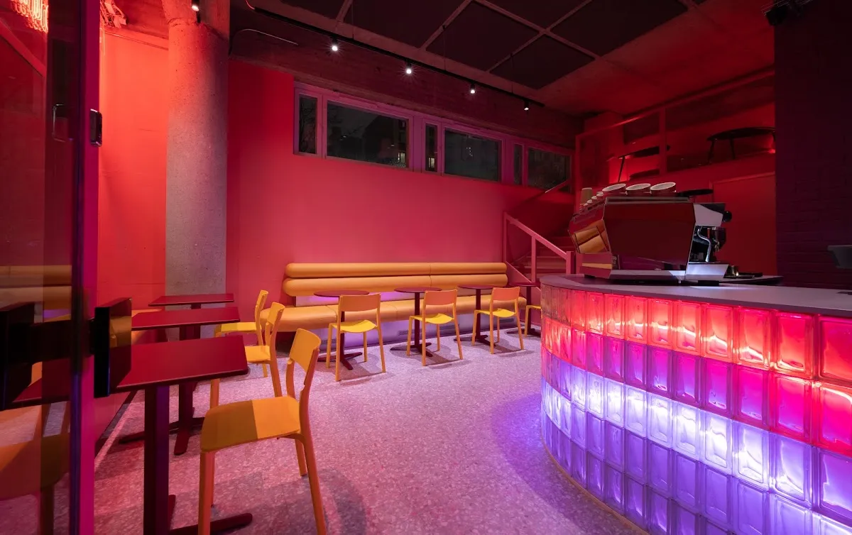 BookNoFees: 카페 – Outrun Cafe – Helsinki – Outrun Cafe, 사진 1
