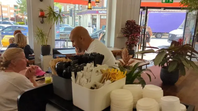 BookNoFees: 카페 – CaféGenic – London – CaféGenic, 사진 3