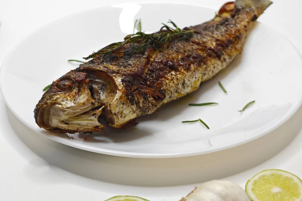 예시 사진: 흰 접시에 담긴 통생선 구이